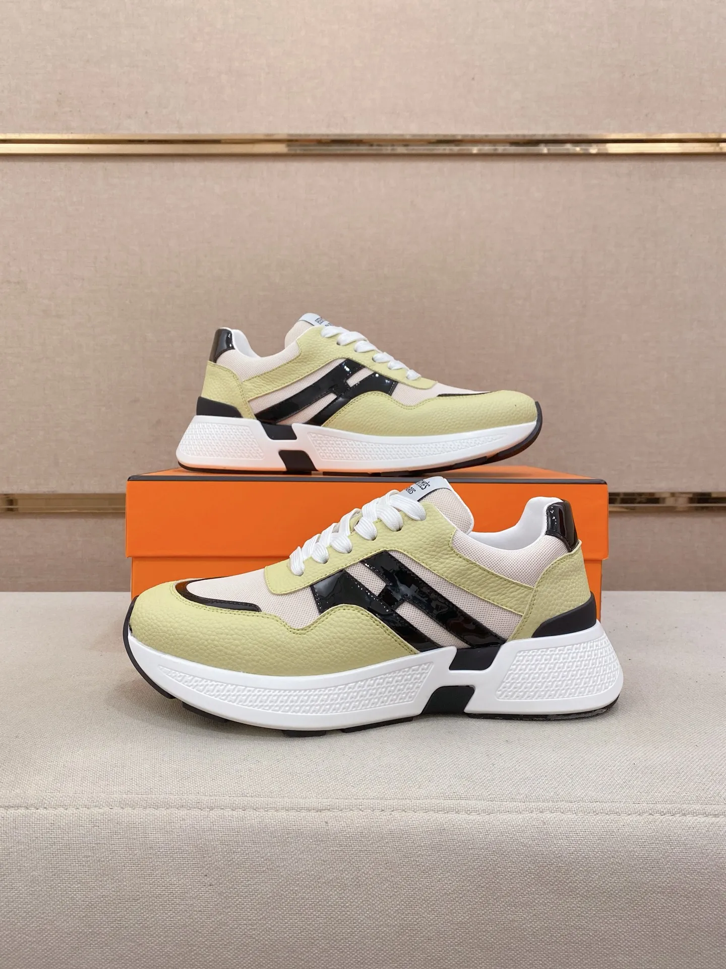 Factory price: 560💰《HERMES》【Classic Original Version】Hermès; Top 🔝 Purchasing Agency 🔍🔍Men's latest 🇺🇸 counters are on sale simultaneously, imported from Italy original ▲▲cowhide ▲▲ (high-end, nobility, class) ) Exquisite workmanship (Italian 🇮🇹 imported water-dyed 🐂 cowhide lining) sole: original sole provided by the original factory, ⚠️exclusive double-layer activity·TPR·rubber·combined molded outsole; super comfortable·wear-resistant·non-slip·environmental protection The real thing is more beautiful if you take the real thing (high quality, follow the order). You can enter and exit the counter at will * Number of yards: 38-44 (45 can be customized and cannot be returned or exchanged)